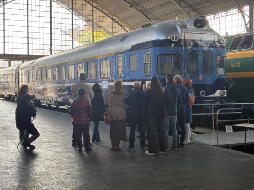 Visita guiada frente a uno de los trenes de la exposición permanente del museo