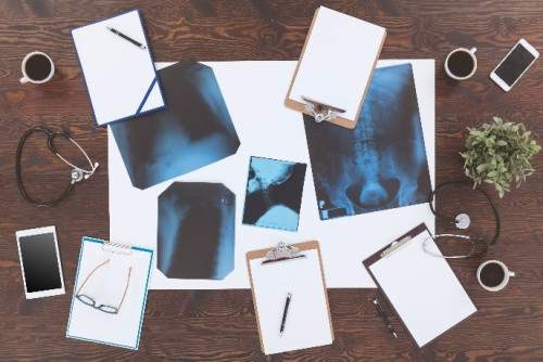 Imagen que muestra la mesa de un grupo analizando imágenes médicas