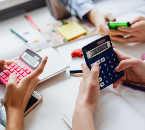 Jóvenes utilizando calculadoras para realizar operaciones matemáticas