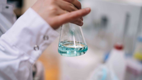 Imagen de una persona utilizando materiales de laboratorio
