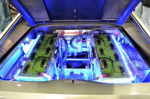 Motor de un coche futurista con luces azules. Imagen de F. Muhammad en Pixabay