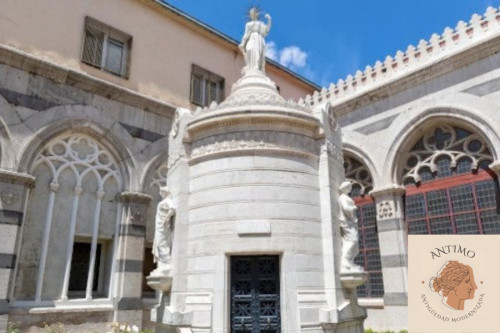 Estatua en el patio interior del Panteón de España y logotipo de Antimo Antigüedad Moderna