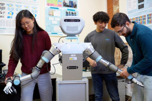 Robot ADAM de la UC3M siendo operado por dos ingenieros y una ingeniera