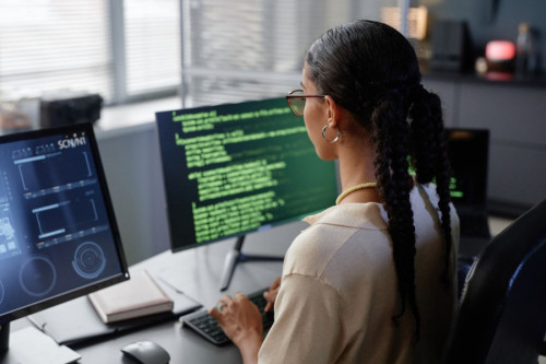 Mujer joven hacker