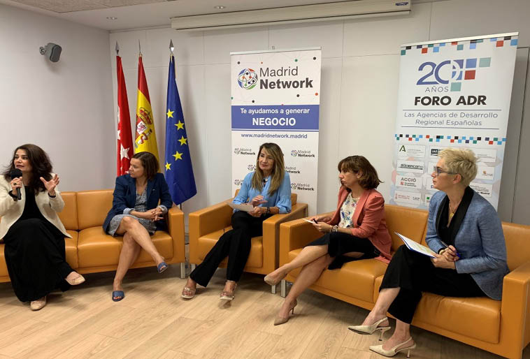 Un grupo de personas en un salón de clases  Descripción generada automáticamente con confianza media