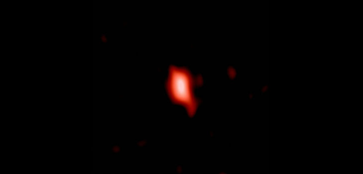 Esta imagen muestra la galaxia muy distante MACS1149-JD1, vista tal y como era hace 13.300 millones de años y observada con ALMA. / ALMA (ESO/NAOJ/NRAO), Hashimoto et al.
