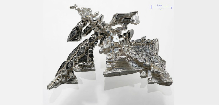 Un cristal de plata pura (> 99.95%), electrolítico sintético hecho con estructuras dendríticas visibles. Peso ≈11g. esta imagen se realizó a partir de 12 imágenes individuales mediante el apilamiento de foco / Alchemist-hp (WIKIMEDIA)