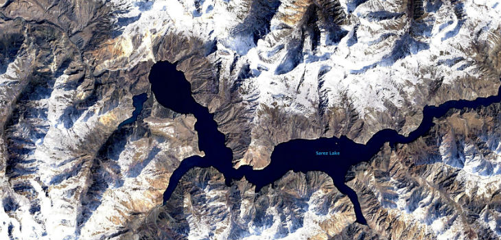 Lago Sarez (Tayikistán), formado en 1911 por una avalancha de roca que bloqueó el río Murghob. Su situación próxima al rebose hace temer por la inundación que podría desencadenar la erosión del desaguadero. (Foto: NASA). 