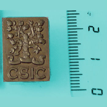 Imagen del logotipo del CSIC fabricado mediante el microfresado en una aleación W<sub>78</sub>Cu<sub>22</sub> utilizando la metodología propuesta./ (CSIC)