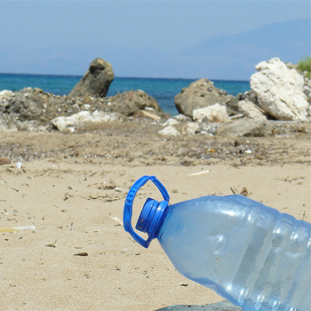 Botella de plástico en la playa. / kakuko (PIXABAY)