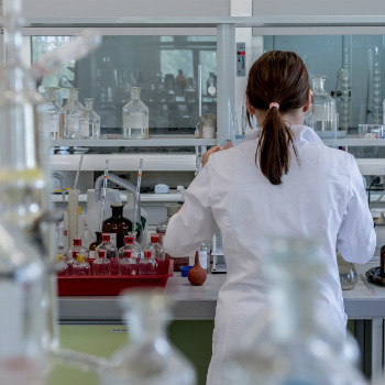 Los científicos piden que se aclaren y unifiquen los criterios. Si la ciencia es reconocida como una actividad económica, se podrían desgravar el 100% del IVA soportado. / jarmoluk (PIXABAY)