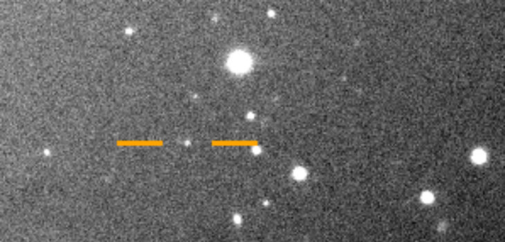 El nuevo satélite Valetudo, señalado por dos rayas naranjas. / Instituto Carnegie