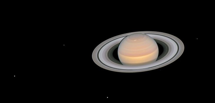 Saturno y sus lunas en oposición. / NASA, ESA, A. Simon (GSFC) and the OPAL Team, and J. DePasquale (STScI). CC BY 4.0