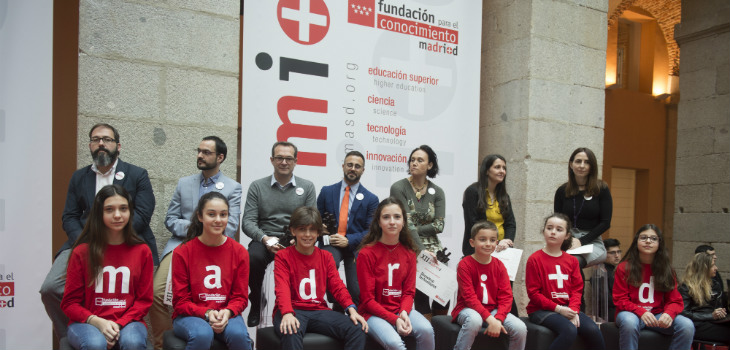  Niñas y niños estudiantes de Educación Primaria y de Educación Secundaria Obligatoria de la Comunidad de Madrid han sido los encargados de entregar los galardones de la XII edición de los Premios madri+d. / madri+d 