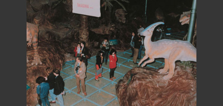 Imagen de la muestra Paseando entre dinosaurios, 1989. / Servicio de Fotografía MNCN-CSIC