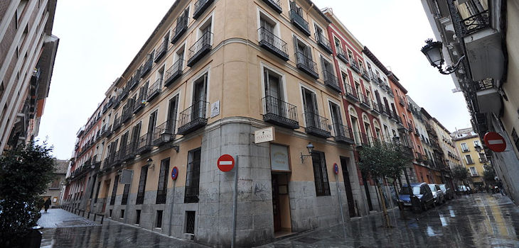 Imagen tomada en el Barrio de las Letras de Madrid (España). Izquierda: Calle de Quevedo. Derecha: Calle de Cervantes. / Jorge Láscar (WIKIMEDIA)
