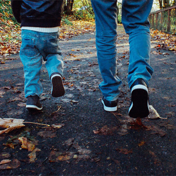 Padre e hijo caminando al colegio. / Oliche (PIXABAY)
