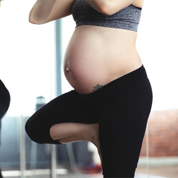 Mujer embarazada haciendo ejercicio. / StockSnap (PIXABAY)