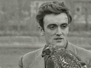 Félix Rodríguez de la Fuente en 1955, en una exhibición de cetrería en el hipódromo de Lasarte. / Kutxa Photograph Library (WIKIMEDIA)