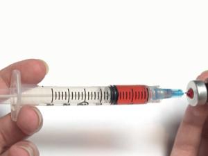 Inyección. / Photo LizM (PIXABAY)