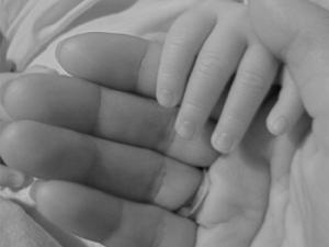 Manos de madre y bebé. / PublicDomainPictures (PIXABAY)