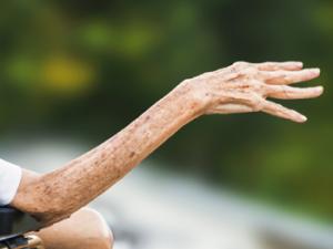 Mano de anciano. / maxlkt (PIXABAY)