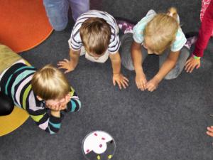 Los niños saben quién manda (y cómo) antes de los 2 años