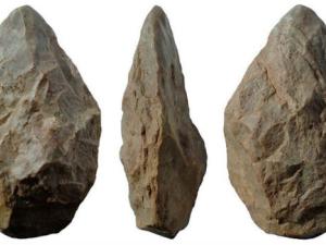 Bifaz amigdaloide -muy rodado-, procede de un yaciminento superficial de la provincia de Valladolid (España), en el valle del Duero. / José-Manuel Benito Álvarez (WIKIMEDIA)