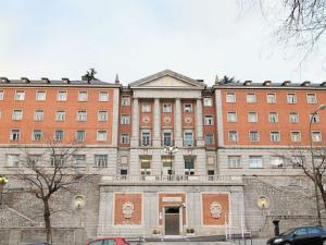 Fachada del Colegio Mayor de San Pablo de Madrid (España). / Luis García (WIKIMEDIA)