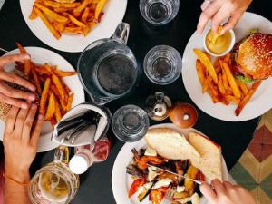 Comer de forma rápida se asocia a un mayor riesgo de tener niveles altos de triglicéridos