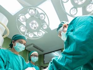 Equipo médico realizando operación. / sasint (PIXABAY)