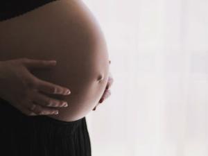 Pero en entornos rurales en países en desarrollo, puede que no existan estas opciones y en caso de que sea posible realizar una cesárea, puede que se produzcan complicaciones. / Free-Photos (PIXABAY)