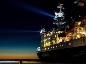 Barco R.V Polarstern en el invierno austral de 2013, en el Mar de Weddell, Antártida. (Stefan Hendricks)