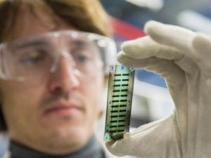 El investigador Mariano Campoy-Quiles, inspeccionando una celda solar con un gradiente de espesor en la capa orgánica fotoactiva./ ICMAB