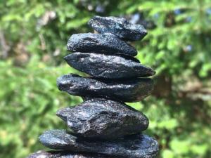 La magnetita es un material que se ha propuesto para diversas aplicaciones en espintrónica, es decir, en dispositivos que utilizan el spin del electrón para almacenar información o manipularla. / Wokandapix (PIXABAY)