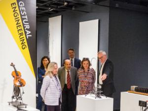 Las autoridades observan uno de los instrumentos de Ramón y Cajal/ (MIT)