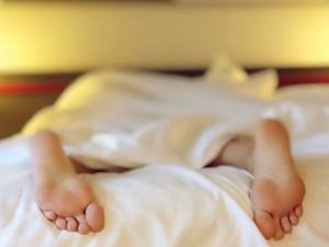 No dormir lo suficiente aumenta el riesgo de padecer enfermedades cardiovasculares. / Image by Wokandapix on Pixabay