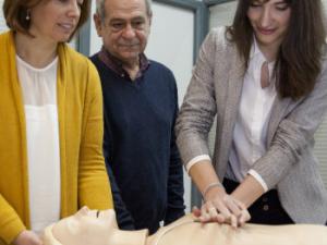 El nuevo dispositivo flexible, muy fino y parecido a una almohadilla está conectado al desfibrilador Reanibex 500 de Bexen Cardio. / Bexen Cardio