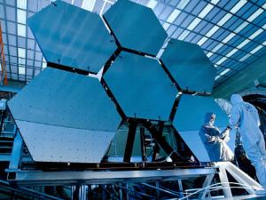Seis de los 18 espejos del Telescopio Espacial James Webb sometidos a una prueba de inmersión de temperatura. / NASA/MSFC/David Higginbotham/Emmett Given (WIKIMEDIA)