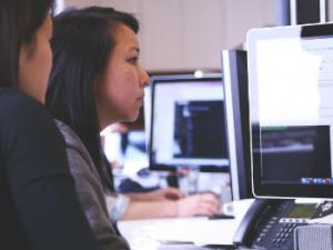 Algunas son freelances, trabajan en una gran multinacional o han fundado su propia startup. / StartupStockPhotos  (PIXABAY)