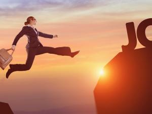 Los estereotipos, la falta de visibilidad de sus logros y la escasez de referentes dificultan que haya más mujeres en el sector tecnológico, uno de los que más empleos genera.