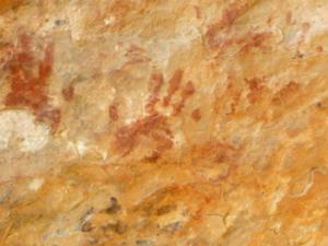 Una nueva datación de unas enigmáticas pinturas rupestres garabateadas en tres cuevas españolas muestra que se ejecutaron hace unos 65.000 años, más de 20.000 años antes de que los humanos modernos, los Homo sapiens, llegaran a la península ibérica. Los artistas solo pudieron ser neandertales. / flodambricourt (PIXABAY)