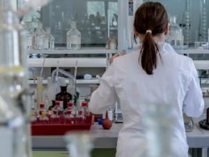 Los científicos piden que se aclaren y unifiquen los criterios. Si la ciencia es reconocida como una actividad económica, se podrían desgravar el 100% del IVA soportado. / jarmoluk (PIXABAY)