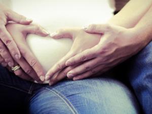 Pareja esperando un hijo. / dw-lifestylefotografie (PIXABAY)