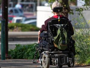 Mujer en silla de ruedas. / 27707 (PIXABAY)