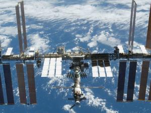 La expedición 56-57 a la Estación Espacial Internacional (ISS) llegará en junio con tres astronautas y un cuarto pasajero: CIMON, el primer robot con inteligencia artificial en viajar al espacio. / NASA