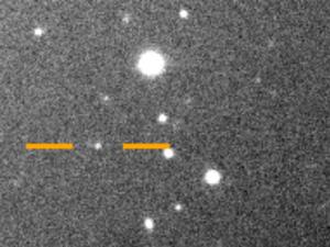 El nuevo satélite Valetudo, señalado por dos rayas naranjas. / Instituto Carnegie