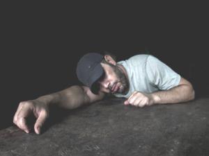 Hombre dormido. / oudba_msi (PIXABAY)