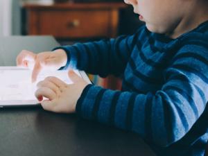 Abusar de las pantallas lastra la inteligencia de los niños