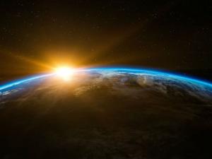 Detectado el origen de las partículas fantasma que bombardean la Tierra. / qimono (PIXABAY)